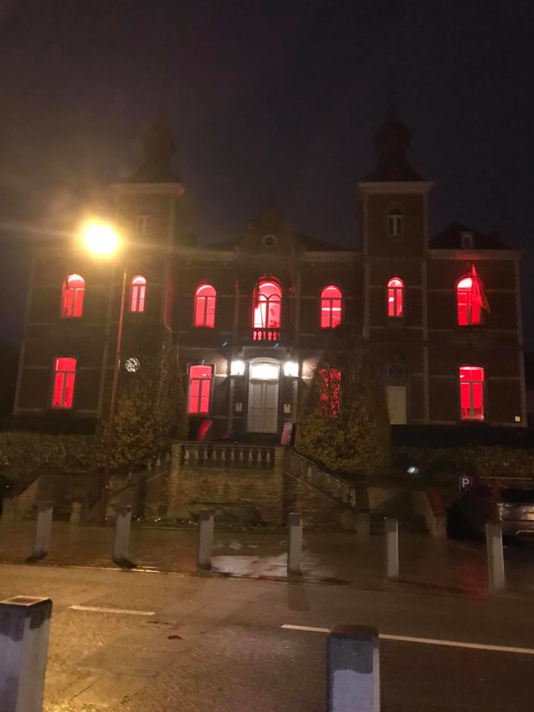 Hôtel de ville d&#039;Ottignies-Louvain-la-Neuve en rouge