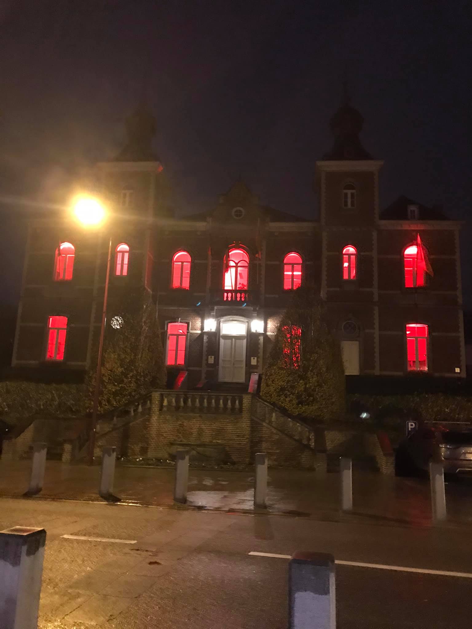 Hôtel de ville d'Ottignies-Louvain-la-Neuve en rouge