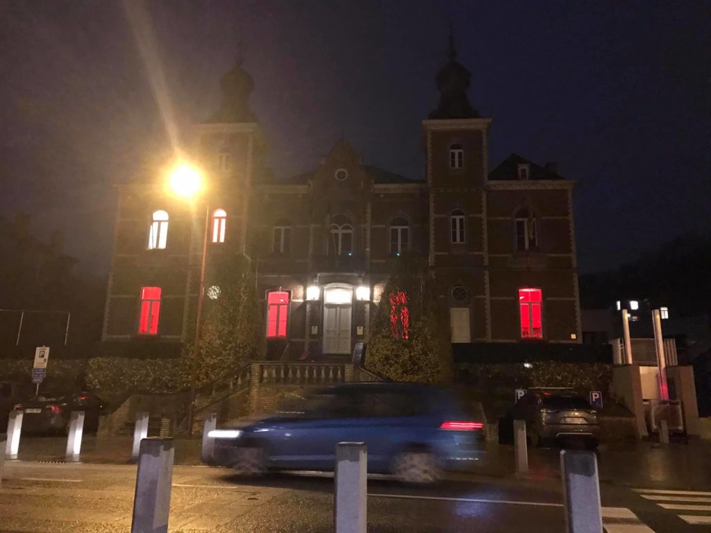 Hôtel de ville d'Ottignies-Louvain-la-Neuve en rouge