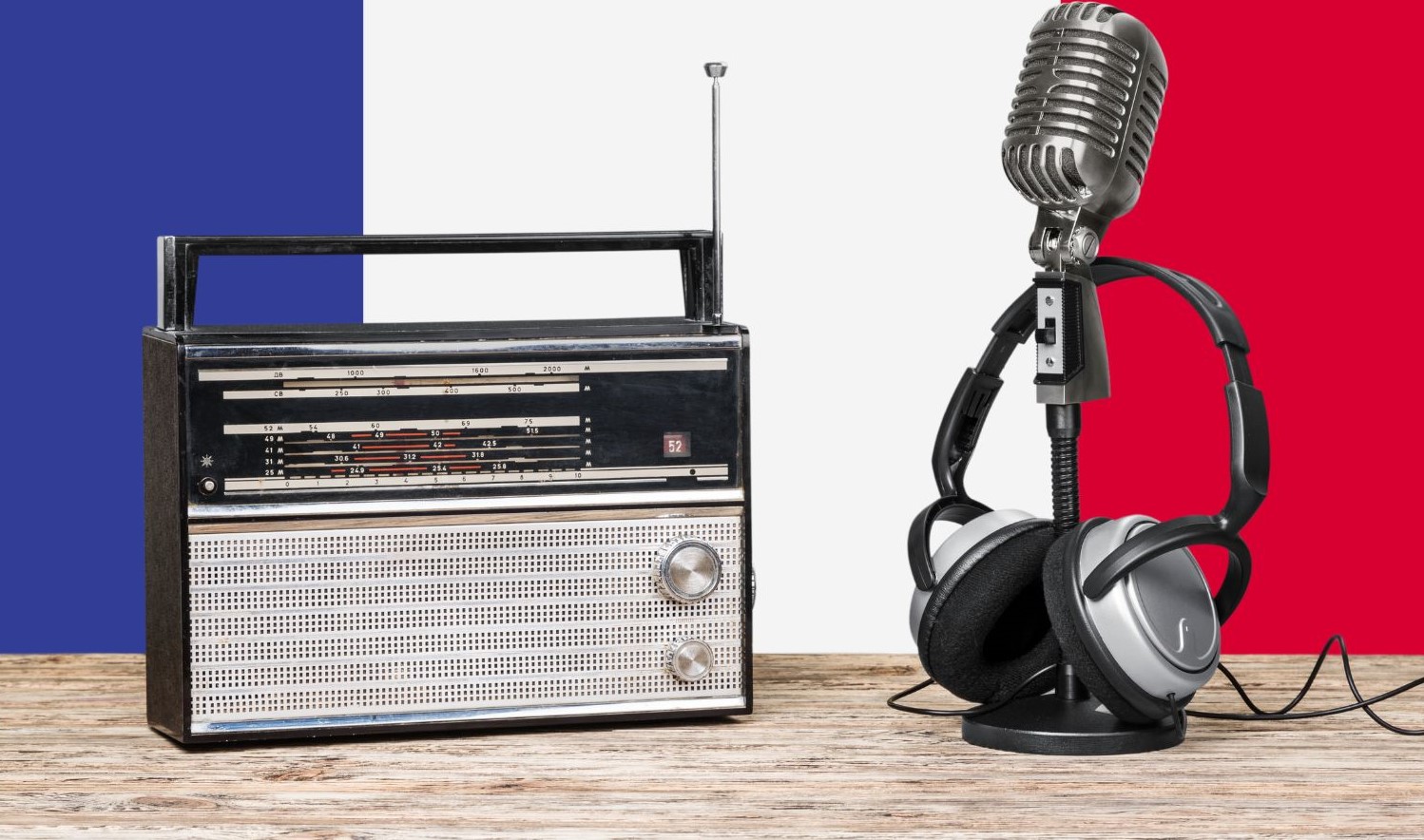 Une radio et un micro sur fond de drapeau français