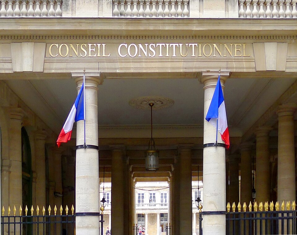 Sous-financement des établissements : QPC - Devanture du Conseil Constitutionnel français à Paris